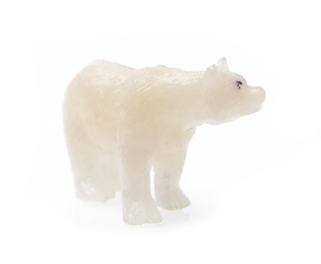 Ours polaire jouet en plastique isolé sur fond blanc