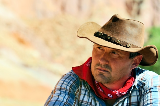 OUT WEST - Un cowboy prend du temps pour se reposer et réfléchir.