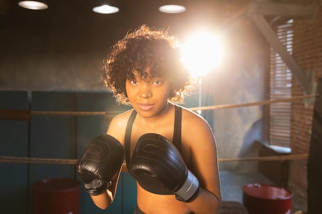Outcry indépendant girl power african american woman fighter avec des gants de boxe à la seriou