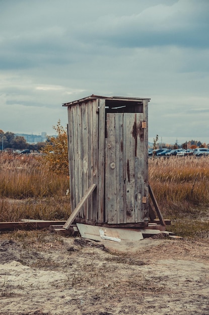 Outhouse en bois abandonné dans le désert