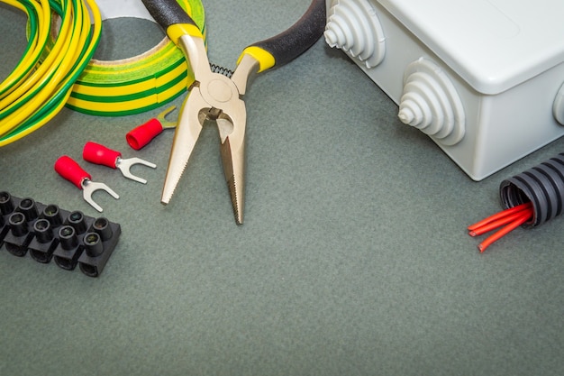 Outil et accessoires utilisés dans l'installation électrique sur une table d'atelier grise