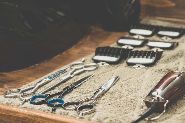 Outil de coiffeur en salon de coiffure. Outil de coiffeur. Ciseaux, peignes, rasoirs, tondeuses. Outil pour l'assistant. Organisation du lieu de travail. Mise au point sélective.