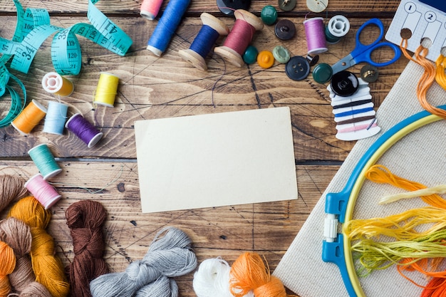 Photo outil de couture pour travaux d'aiguille, centimètre de fil coloré et bouton