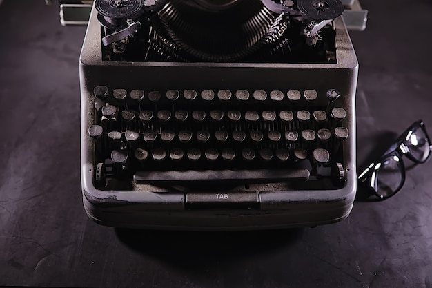 Outil de journaliste vintage. Machine à écrire rétro. L'écrivain est au travail. Sceau du roman. Concept d'écrivain journaliste.
