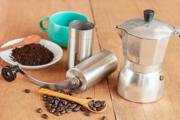 outil de machine à café et moka pot sur la table en bois