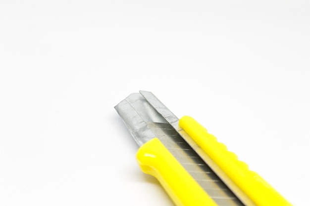Un outil en métal jaune avec une bande jaune sur le dessus.