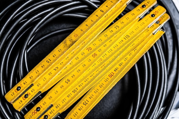 Outil de règle jaune sur câble de corde noir pour mesurer des objets avec précision Instrument d'équipement de centimètre de travail pour la précision de la longueur