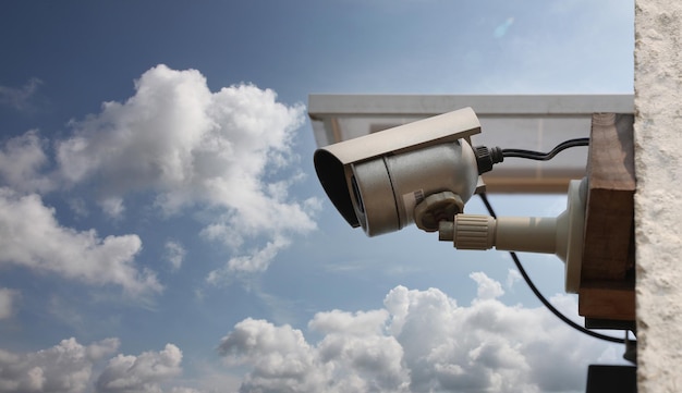 Outil de système CCTV sur fond bleu ciel, équipement pour les systèmes de sécurité et espace de copie pour la conception.