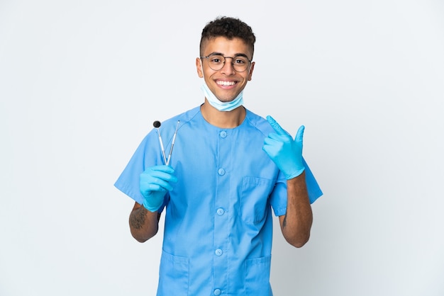 Outil de tenue de dentiste brésilien isolé sur un espace blanc donnant un geste de pouce en l'air