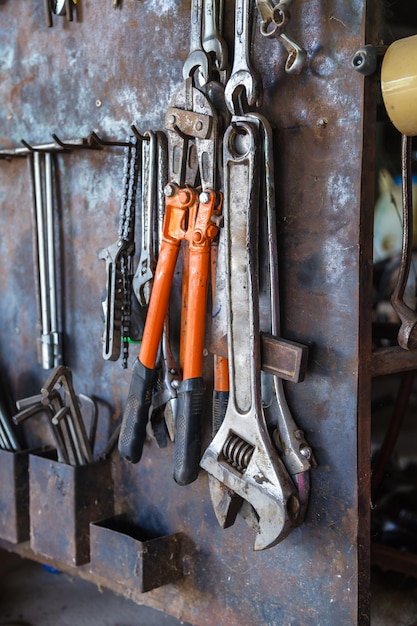 Outils accrochés à l'atelier