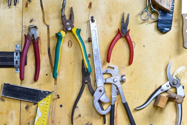 Outils accrochés au mur en bois