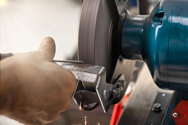 Outils d'affûtage professionnels dans un tour d'atelier de menuiserie à l'aide d'une roue abrasive