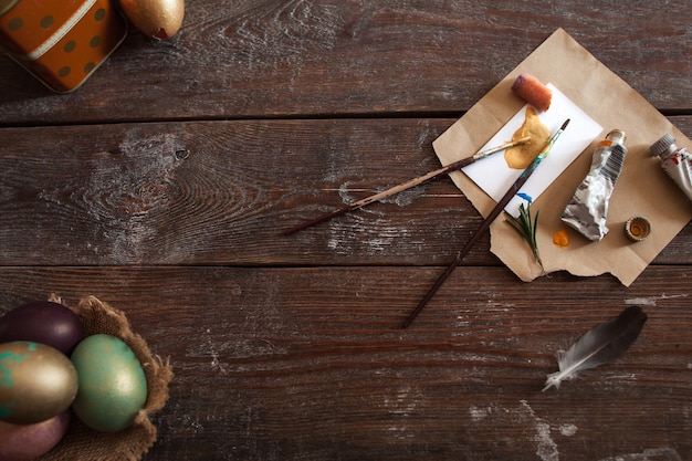 Outils d'art et oeufs de Pâques colorés