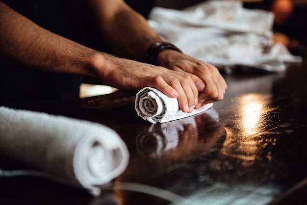 Les outils d'un barbier sur le bureau devant le miroir