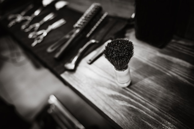 Les outils d'un barbier sur le bureau devant le miroir