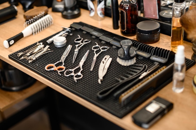 Des outils de barbier pour les coupes de cheveux des hommes posés sur une table.