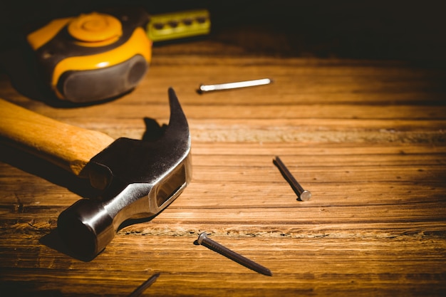 Outils de bricolage disposés sur la table