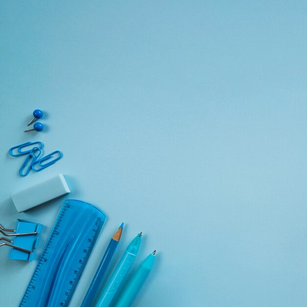 Outils de bureau bleus sur une surface bleue