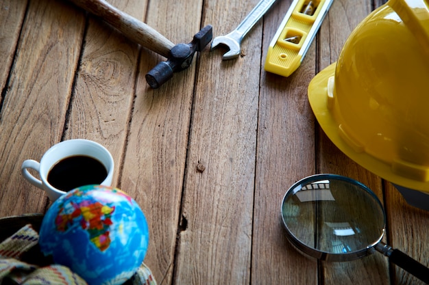 Outils et casque sur le plancher en bois