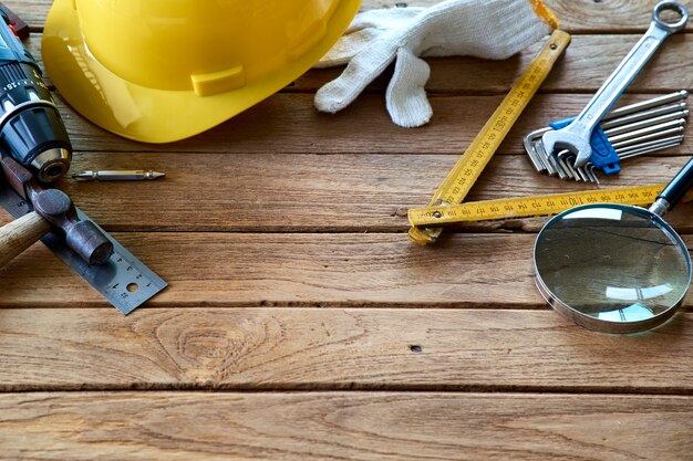 Outils et casque sur le plancher en bois