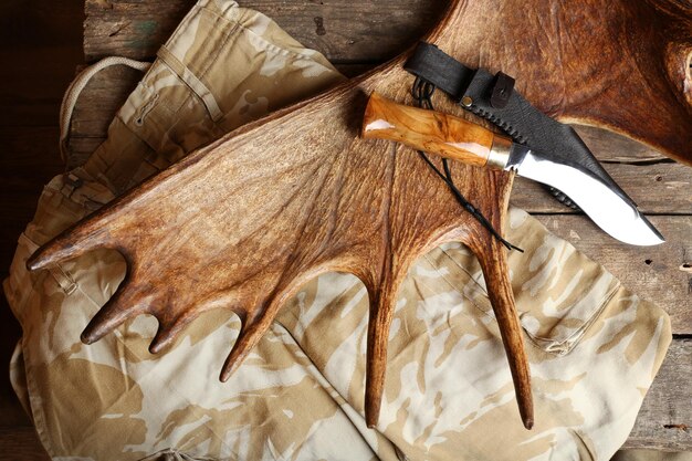 Outils de chasse sur planche en bois vue de haut