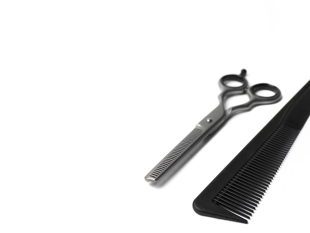 Outils de coiffeur dans un salon de beauté sur fond blanc