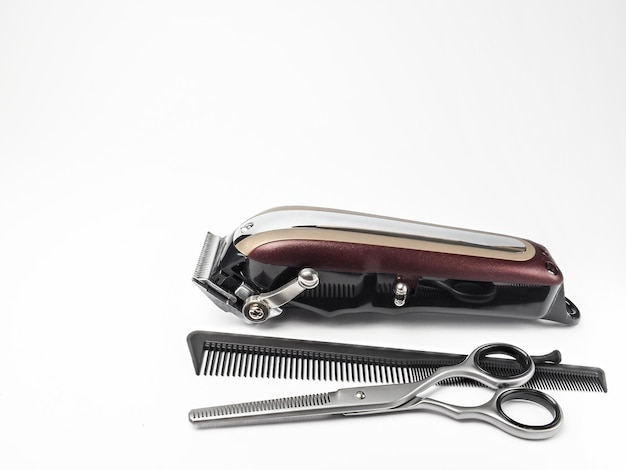 Outils de coiffeur dans un salon de beauté sur fond blanc