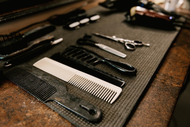 Outils de coiffeur sur étagère en bois et miroir en salon de coiffure