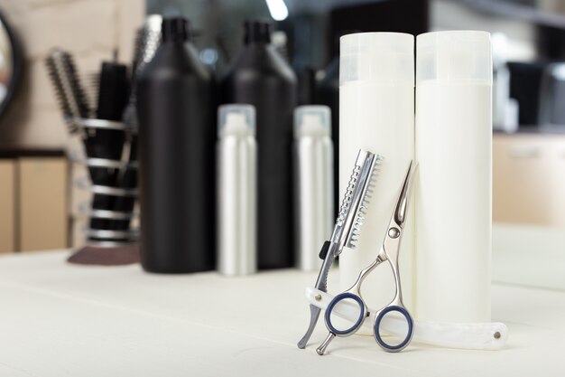 Outils de coiffeur professionnel dans l'espace de travail.Équipement de coiffeur sur table dans un salon de beauté