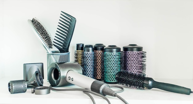 Outils de coiffeur professionnel isolés sur blanc