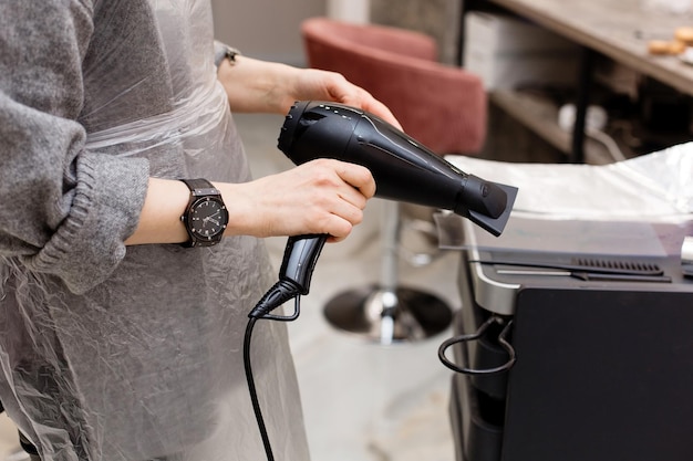 Outils de coiffeur sur table dans le salon