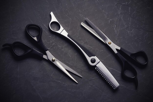 Outils de coiffure sur fond noir avec espace de copie en haut