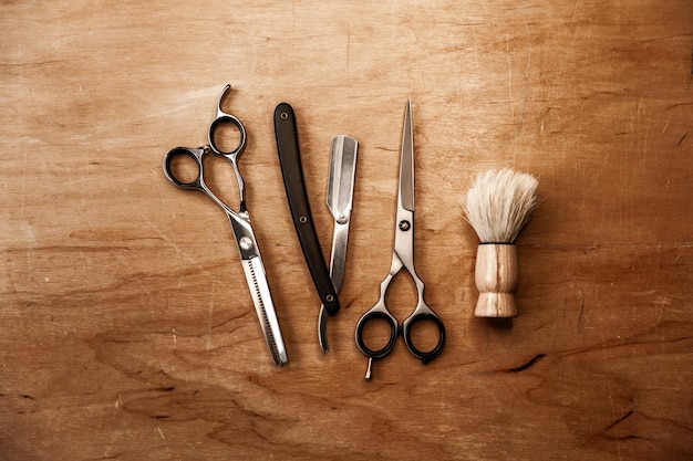 Les outils de coiffure se trouvent sur une surface en bois