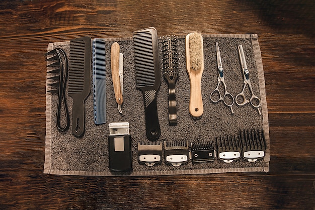 Les outils de coiffure se trouvent sur une table en bois