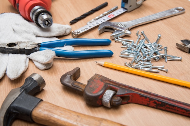 Outils de construction sur un bureau en bois.