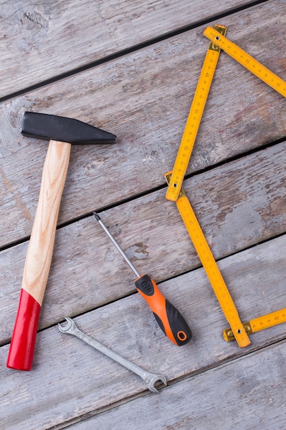 Outils de construction sur fond de bois rustique