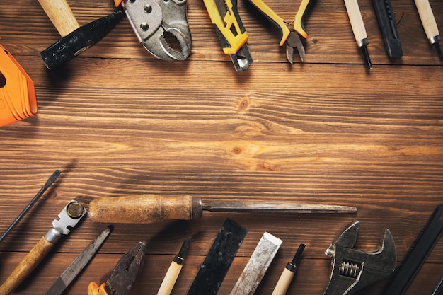 Outils de construction avec un motif sur un fond de table en bois