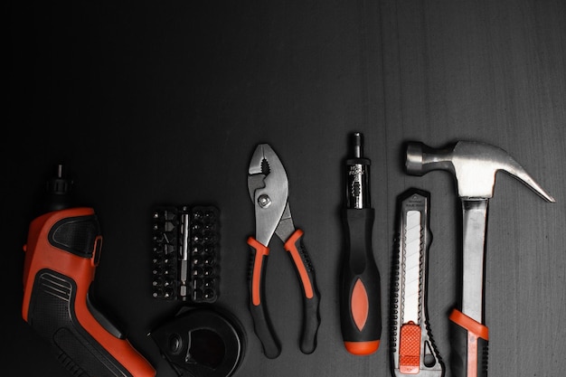 outils de construction sur tableau noir