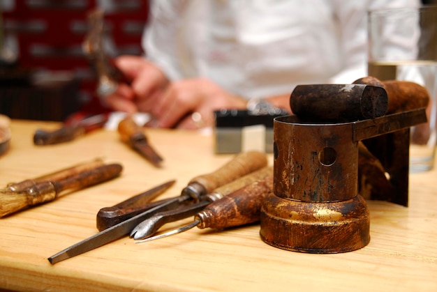 Outils de cordonnier cordonnier concept table de travail de cordonnier ensemble d'outils d'artisanat en cuir sur bois