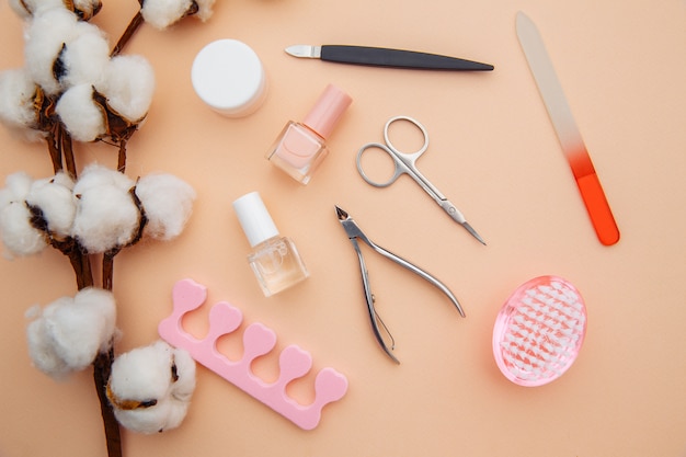 Outils de création et de traitement des ongles sur table rose