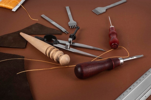 Outils en cuir et artisanat sur fond marron