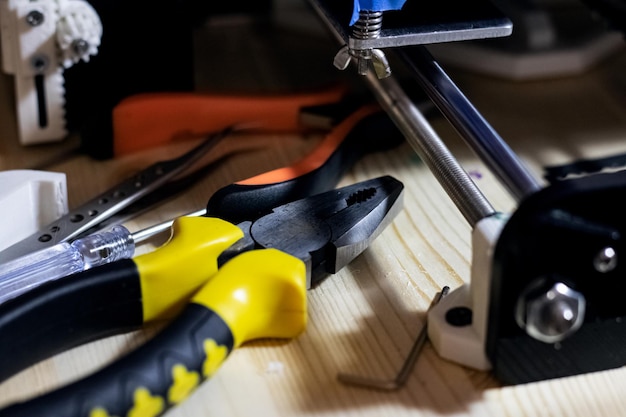 Outils dans un atelier sur une table en bois