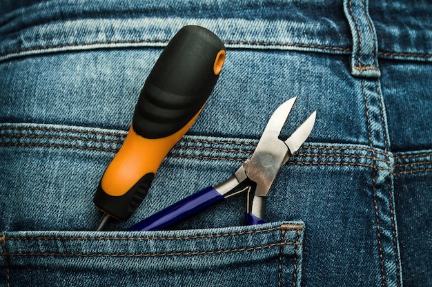 Outils dans la poche du pantalon