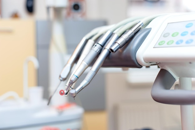 Outils dentaires sur chaise de dentiste avec équipement médical et nouvelle technologie