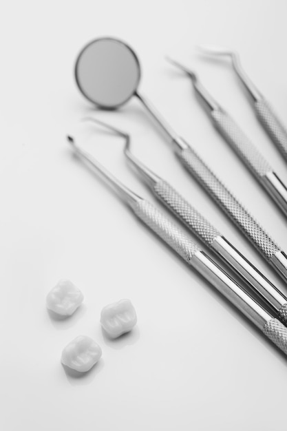Outils dentaires sur fond blanc vue de haut