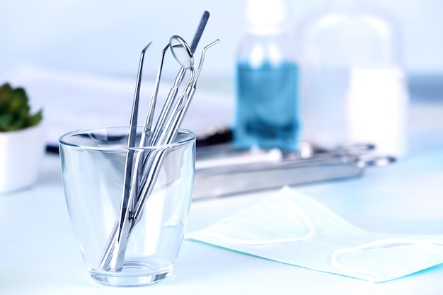Outils de dentiste dans une table en verre se bouchent