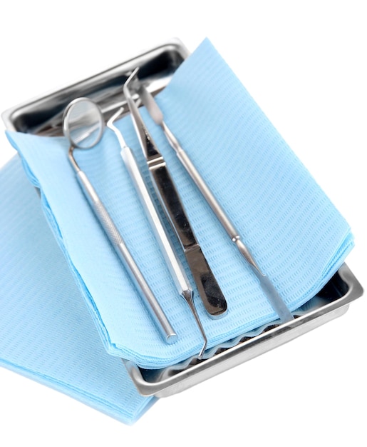 Outils de dentiste isolés sur blanc