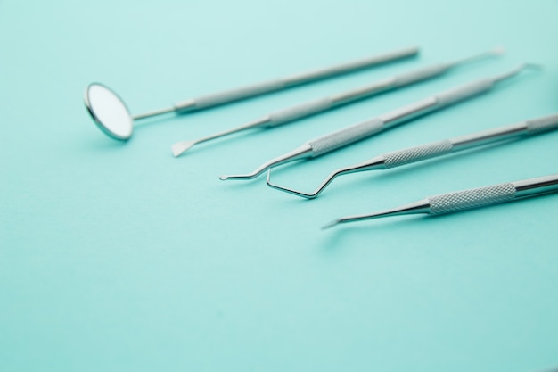 Outils de dentiste professionnel dans le cabinet dentaire: