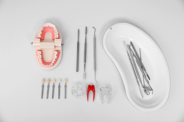 Outils et dents de dentiste sur la vue de dessus de fond blanc