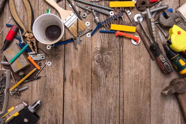 Outils du travailleur sur un fond en bois